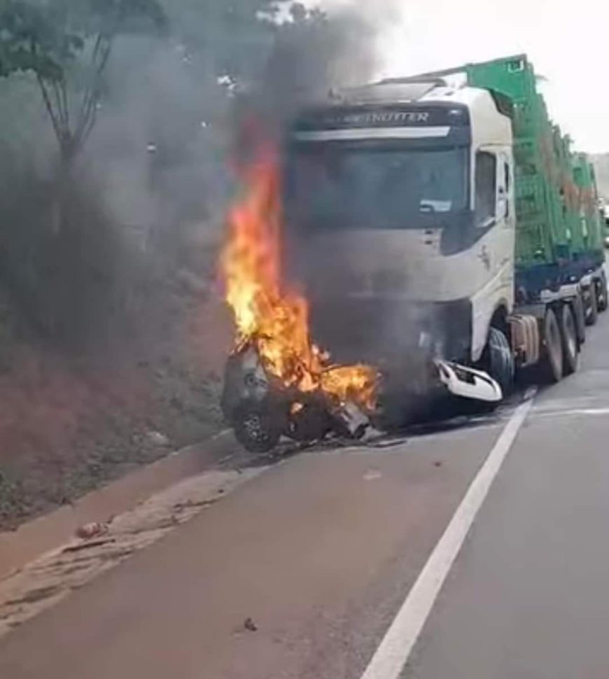 Jovem sem habilitação morre em colisão com carreta na BR-163