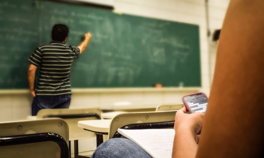 O que diz a lei sobre proibição de celulares em salas de aula?