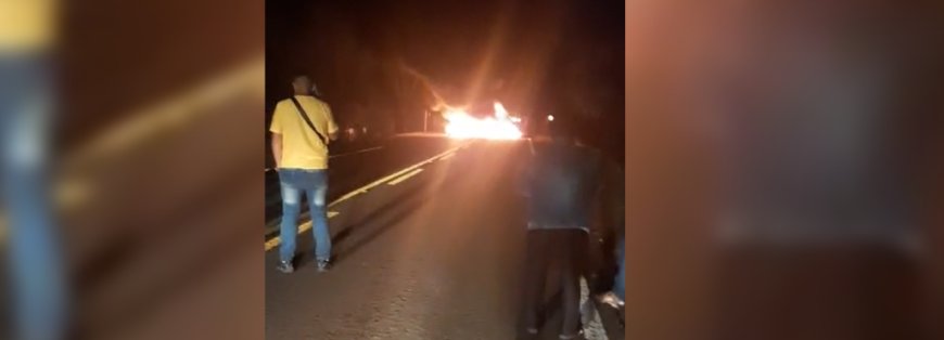 Manifestantes fecham BR-262 e ateiam fogo em objetos para bloquear rodovia entre Anastácio e Miranda