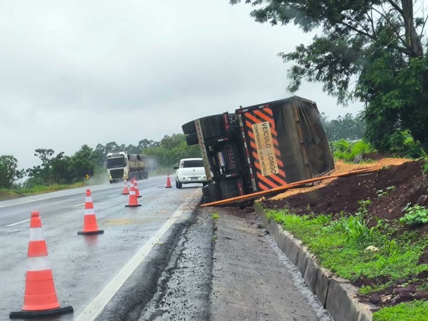 Carreta carregada de soja tomba na BR-163