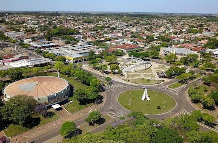 Iluminação Natalina de Nova Andradina Promete Encantar e Aquecer o Comércio Local