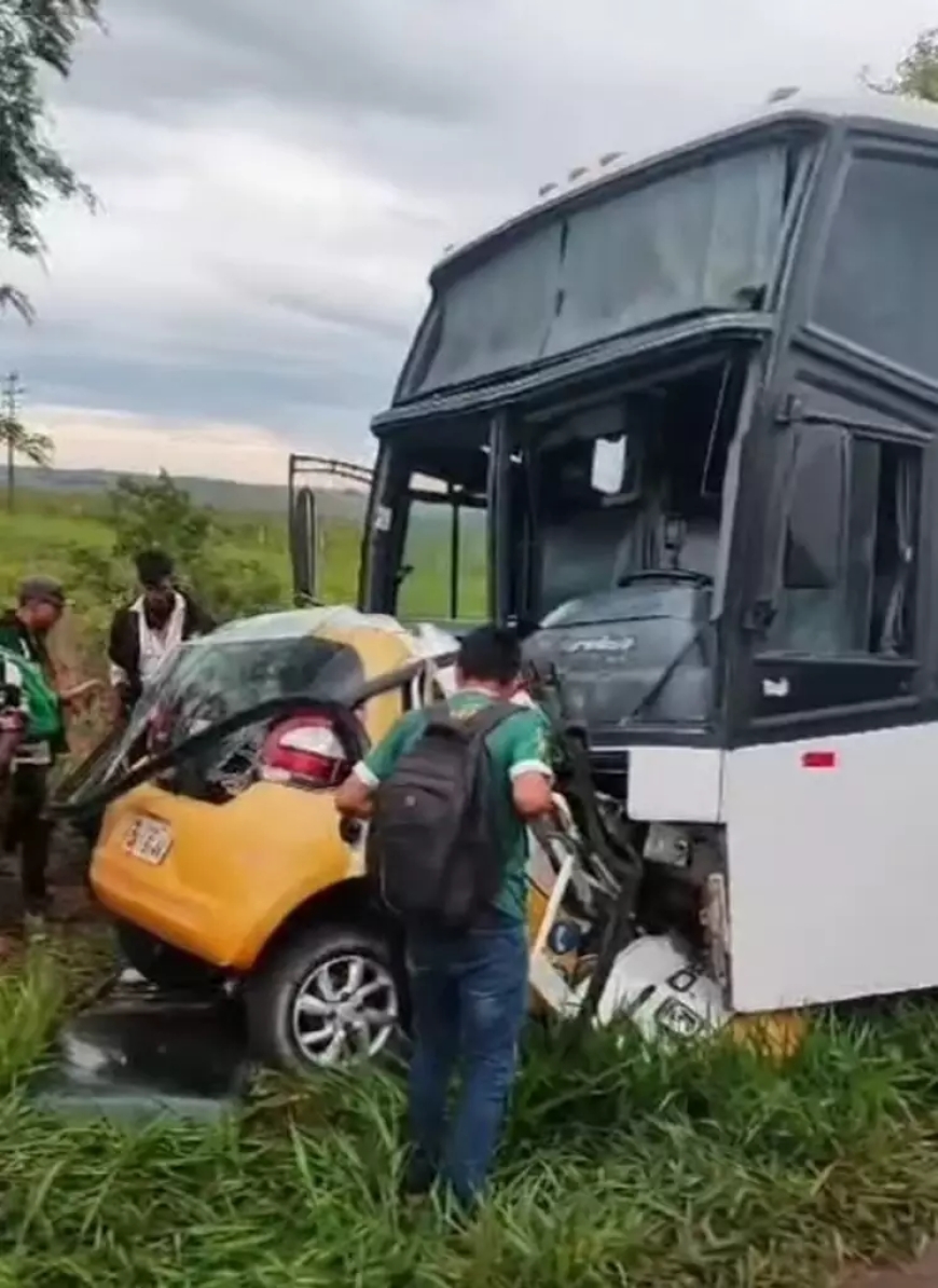 Acidente entre ônibus e carro deixa uma pessoa morta na MS-295