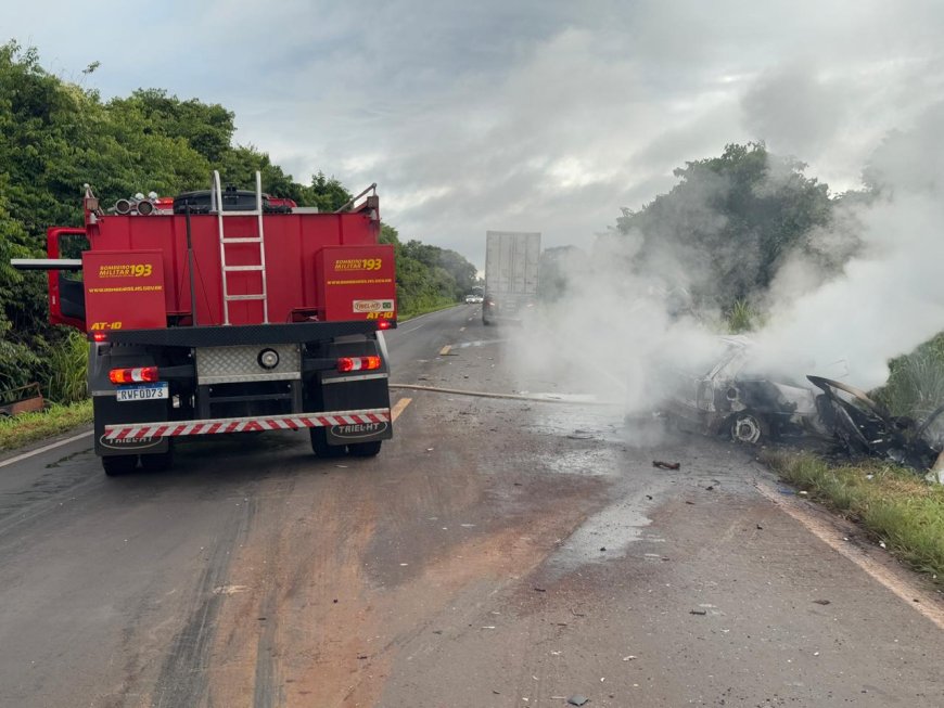 Motorista de Gol Morre Carbonizado Após Colidir com Carreta na MS-276