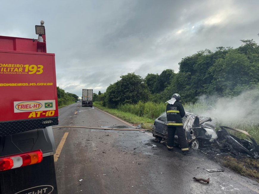 Motorista de Gol Morre Carbonizado Após Colidir com Carreta na MS-276