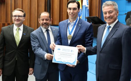 Rodrigo Perez é homenageado como Administrador Emérito no Jubileu de Diamante da Administração