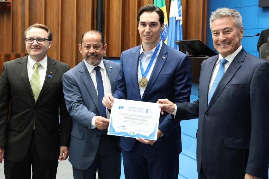 Rodrigo Perez é homenageado como Administrador Emérito no Jubileu de Diamante da Administração