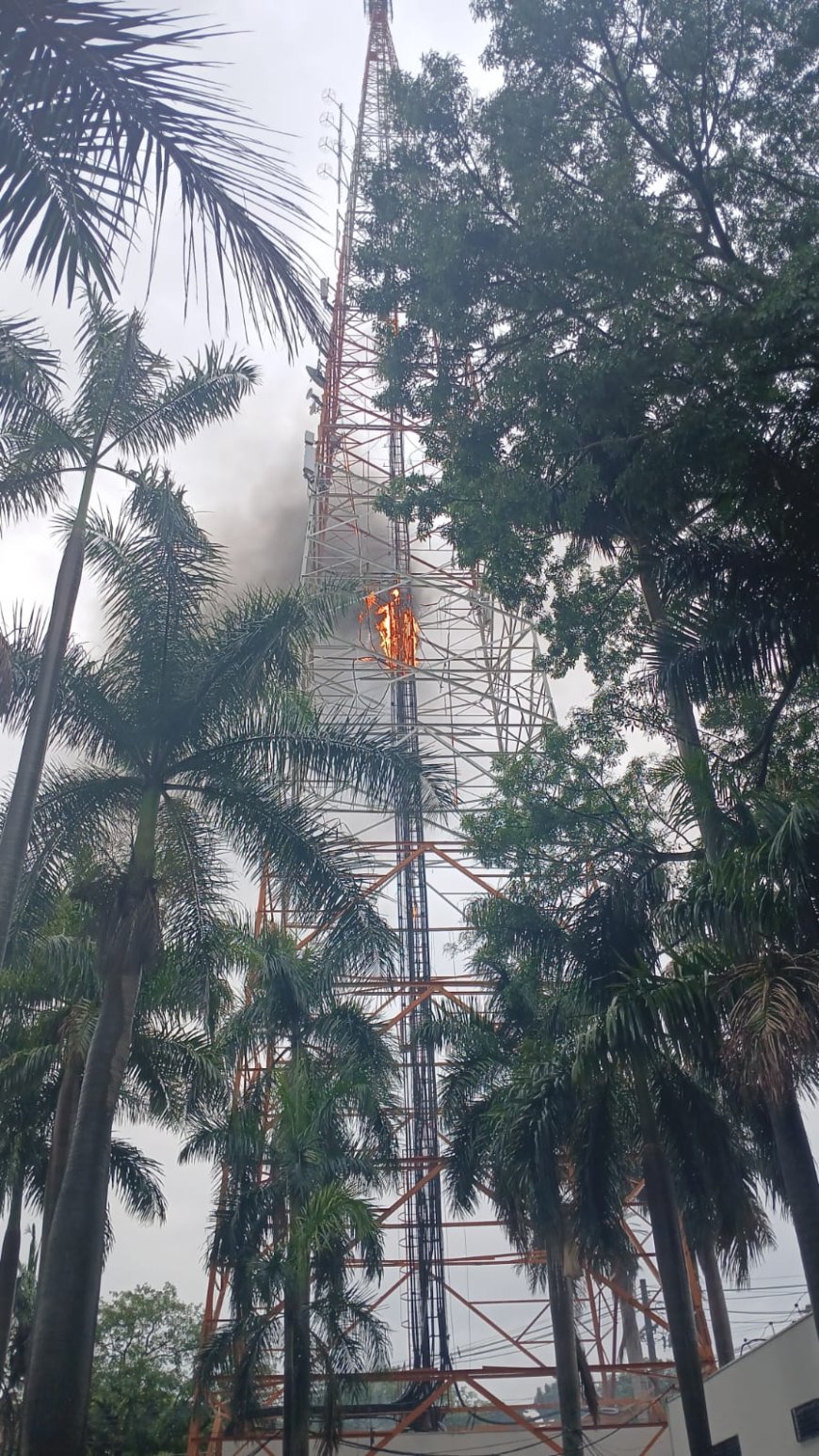 Fogo atinge antena da TV Record; transmissão começa a ser normalizada