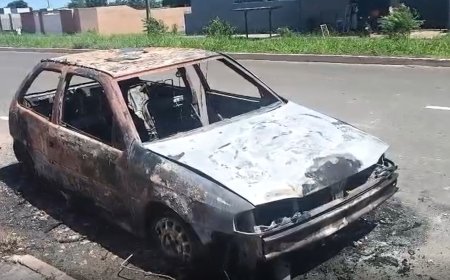 Trabalhador perde carro em incêndio na madrugada em Campo Grande