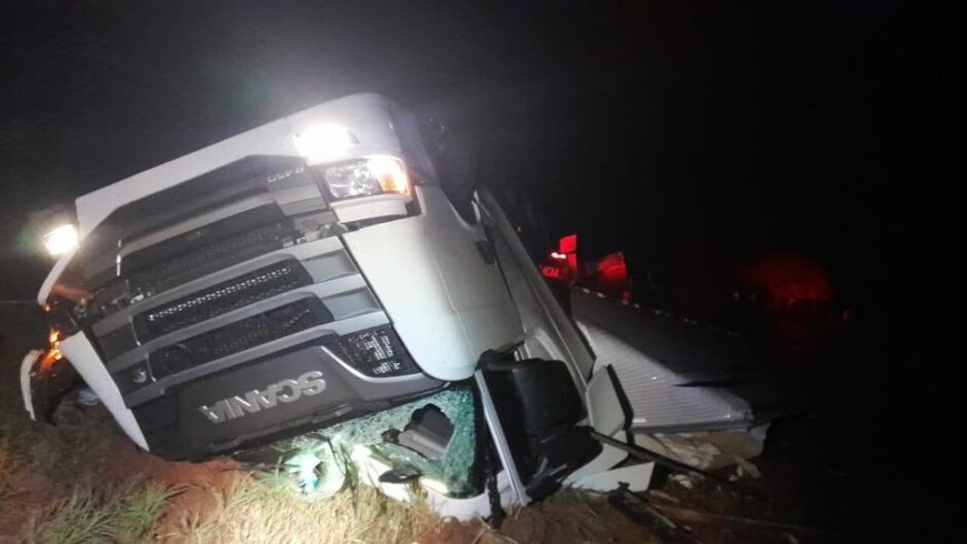 Motorista de Caminhão Morre e Passageira Fica Ferida após Capotamento entre Inocência e Paranaíba (MS)