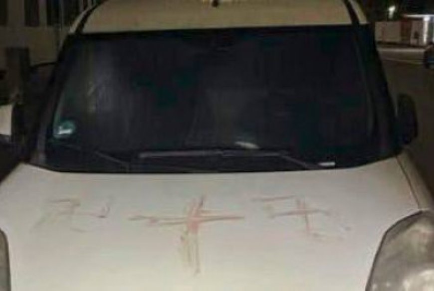 Cidade alemã em choque com símbolos nazistas pintados em sangue