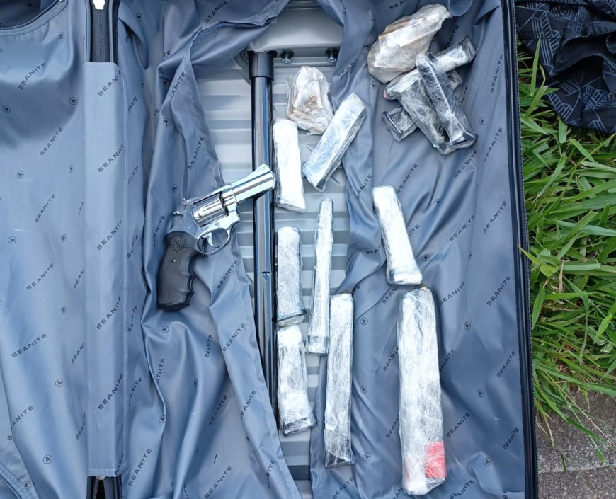 PRF apreende arma, munições e roupas táticas de dupla ligada a facção tentando deixar o RJ