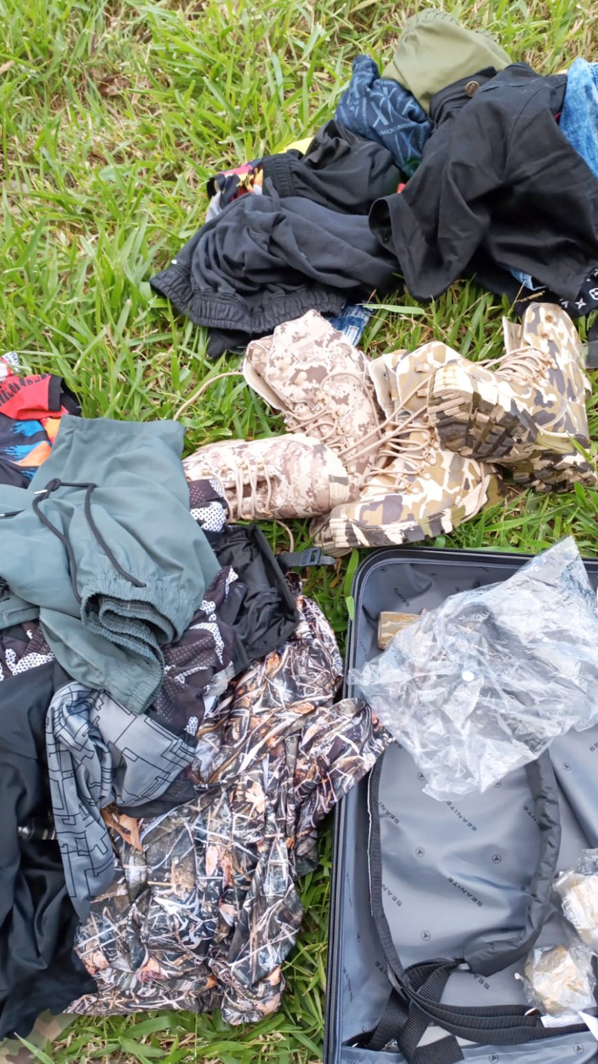 PRF apreende arma, munições e roupas táticas de dupla ligada a facção tentando deixar o RJ