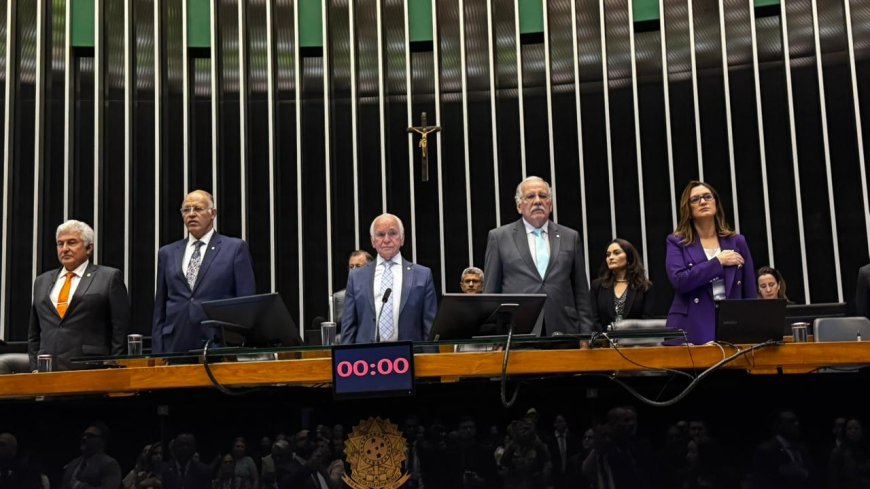 Congresso homenageia a família com fé e compromisso cristão
