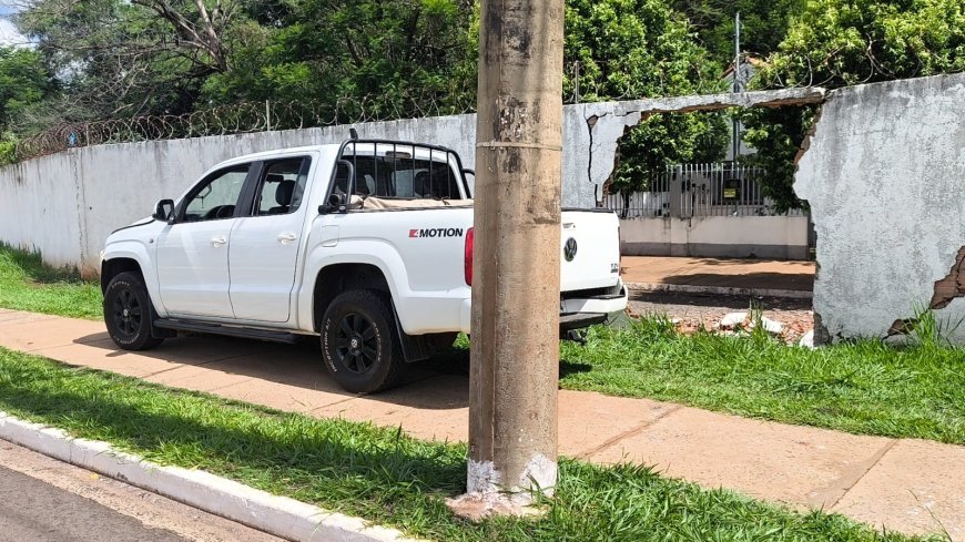 Caminhonete descontrolada atinge muro da Força Aérea em Campo Grande