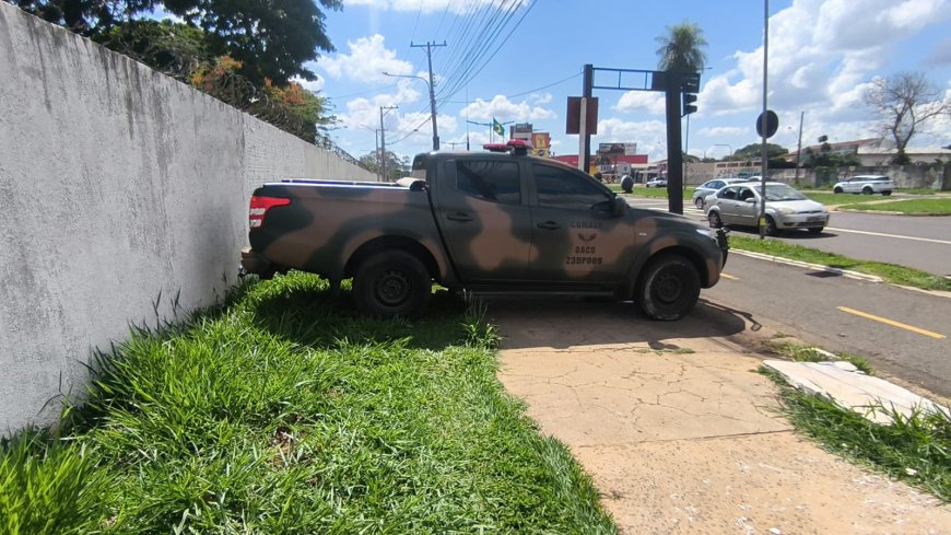 Caminhonete descontrolada atinge muro da Força Aérea em Campo Grande