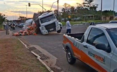 Motorista perde controle e causa acidente na Cônsul Assaf Trad