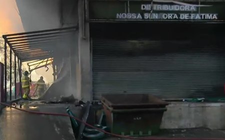 Chamas consomem pavilhão na Ceasa do Rio