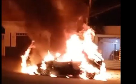 Carro é tomado por chamas em Campo Grande