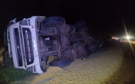 Caminhão carregado de milho tomba após estouro de pneu na MS-480