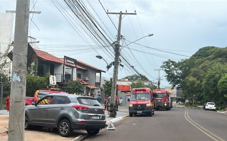 Carro atinge poste no Carandá Bosque, com a batida, o automóvel rodou na pista e acabou sobre a calçada