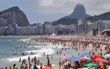 Bebidas destiladas são encontradas enterradas na praia de Copacabana