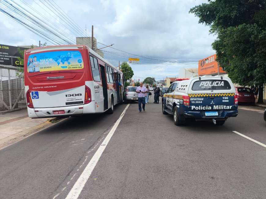 Ônibus arrasta carro por 40 metros em acidente em Campo Grande