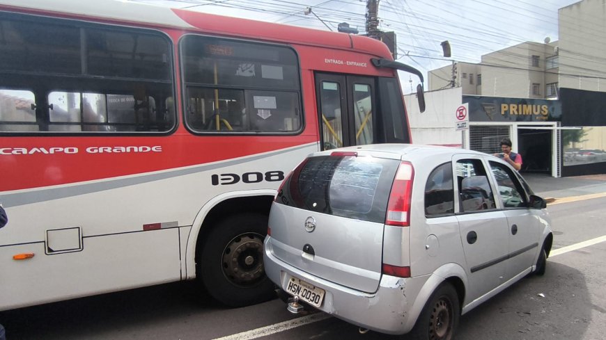 Ônibus arrasta carro por 40 metros em acidente em Campo Grande