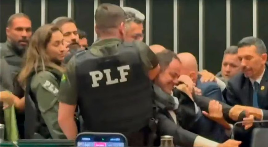 Jornalistas são retirados do plenário da Câmara em ação polêmica