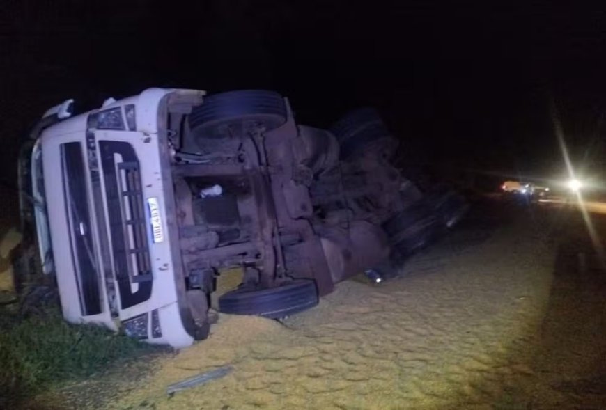 Caminhão carregado de milho tomba após estouro de pneu na MS-480