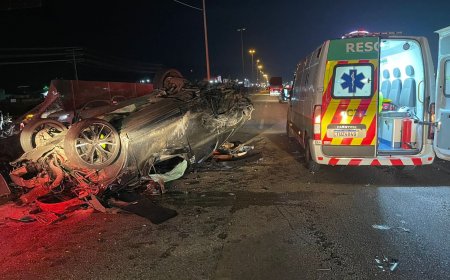 Carro de luxo furtado “voa” sobre canteiro na BR-101