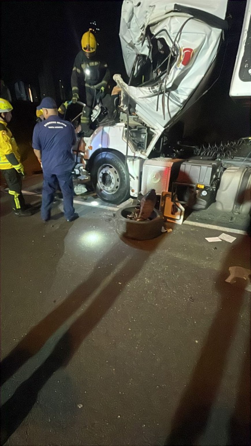 Carro de luxo furtado “voa” sobre canteiro na BR-101