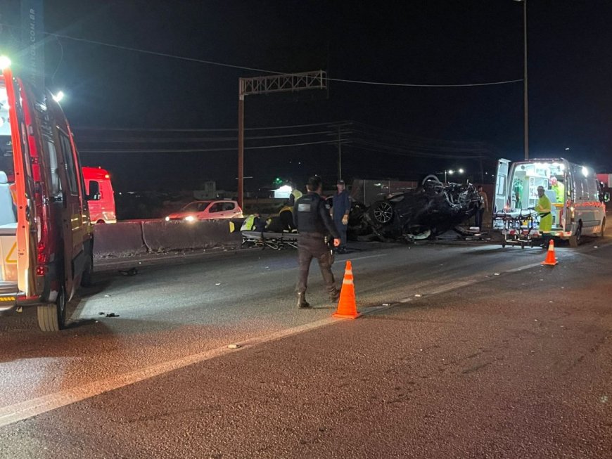 Carro de luxo furtado “voa” sobre canteiro na BR-101