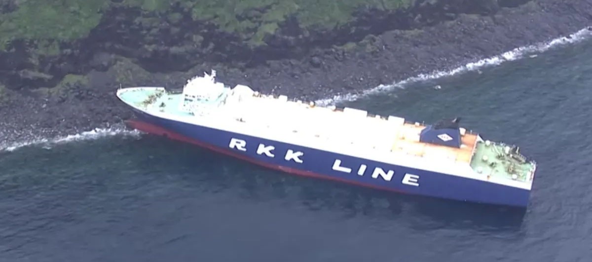 Navio cargueiro encalha nas Ilhas Izu, perto de Tóquio