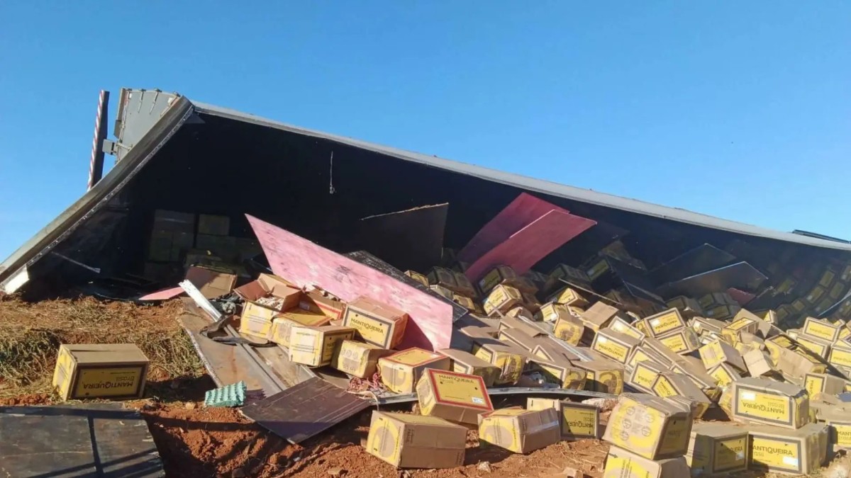 Carreta com carga de ovos tomba na MS-306 e tem mercadoria saqueada