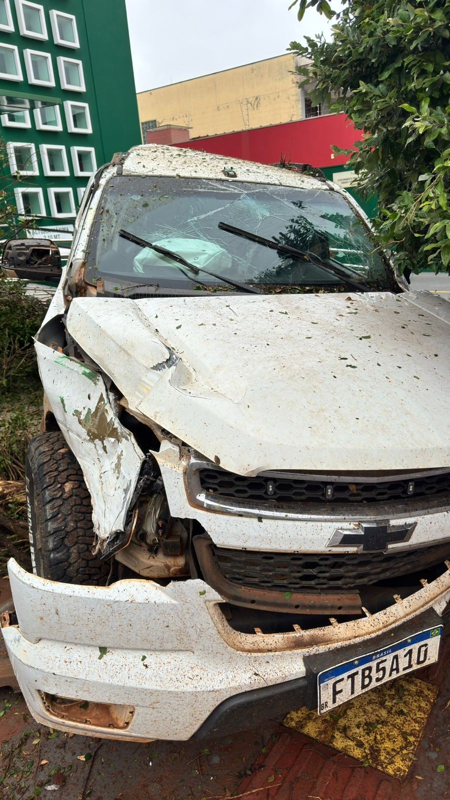 Motociclista morre após ser atingida por caminhonete em alta velocidade