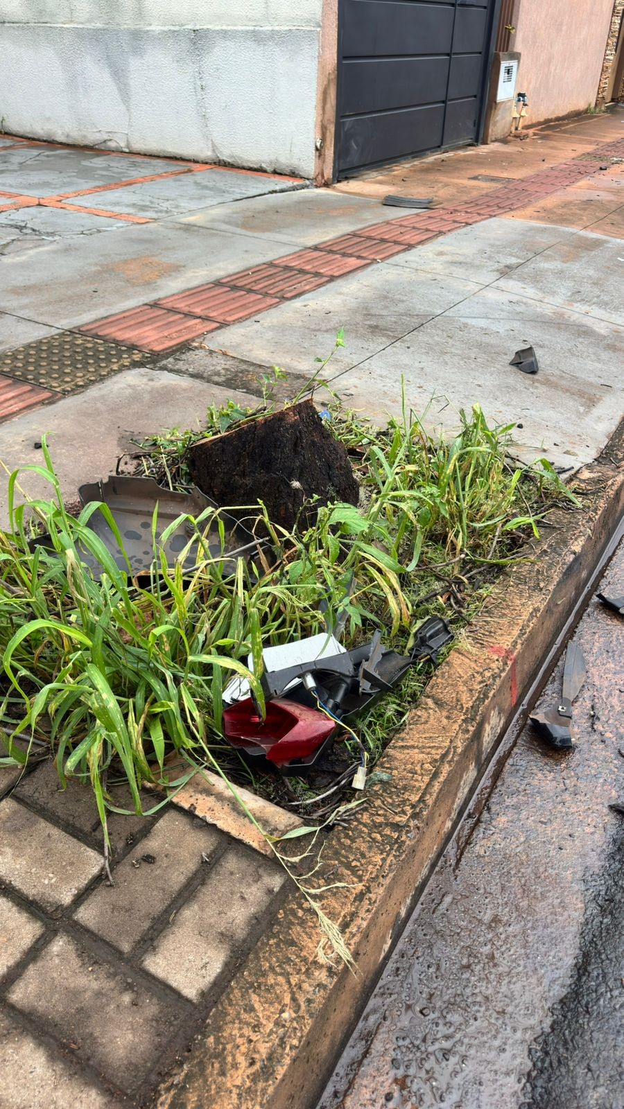 Motociclista morre após ser atingida por caminhonete em alta velocidade