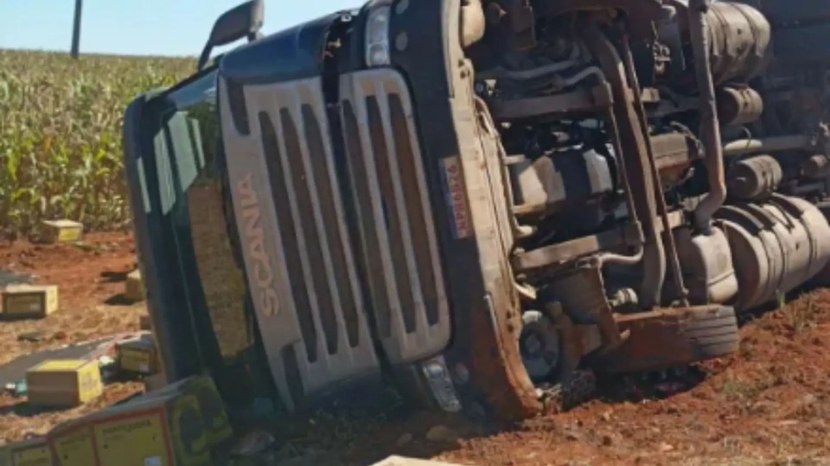 Carreta com carga de ovos tomba na MS-306 e tem mercadoria saqueada
