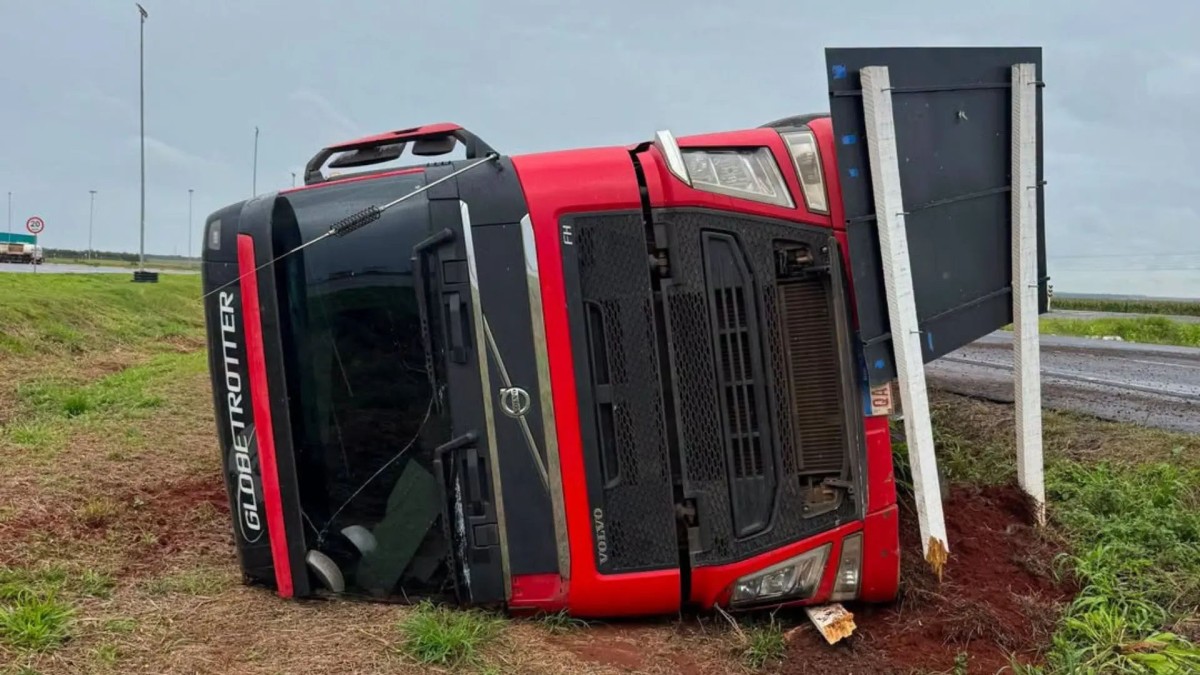 Carreta tomba na MS-157 e deixa motorista ferido em Maracaju