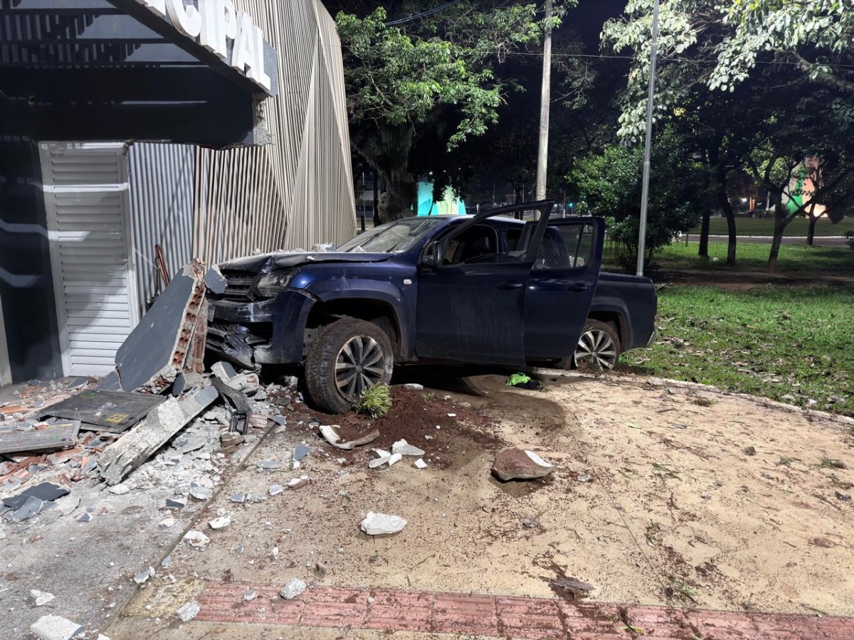 Motorista invade calçada atingindo museu municipal de Nova Andradina na madrugada deste sabado(27)