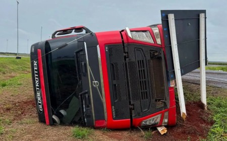 Carreta tomba na MS-157 e deixa motorista ferido em Maracaju
