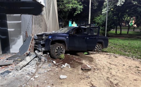 Motorista invade calçada atingindo museu municipal de Nova Andradina na madrugada deste sabado(27)