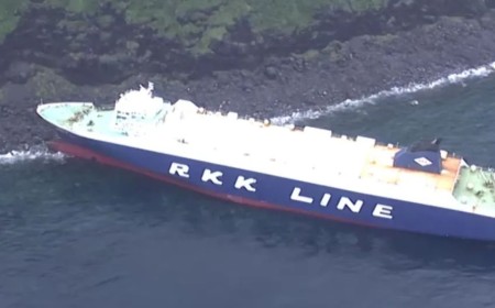 Navio cargueiro encalha nas Ilhas Izu, perto de Tóquio