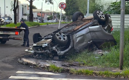Carro capota e é consumido pelo fogo em grave acidente em Campo Grande