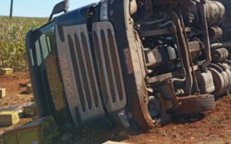 Carreta com carga de ovos tomba na MS-306 e tem mercadoria saqueada