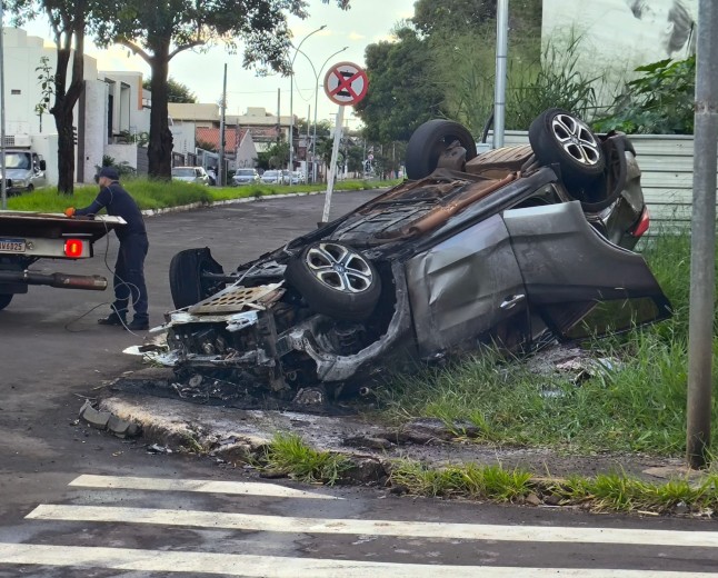 Carro capota e é consumido pelo fogo em grave acidente em Campo Grande