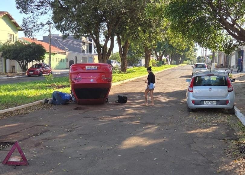 Carro capota após acidente no Jardim Jockey Club e deixa pessoa ferida em Campo Grande