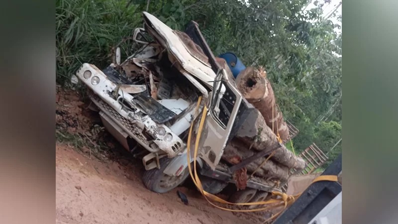 Uma pessoa morre e outra fica ferida vindo à óbito após ser atingida por um caminhão que estava manobrando de ré