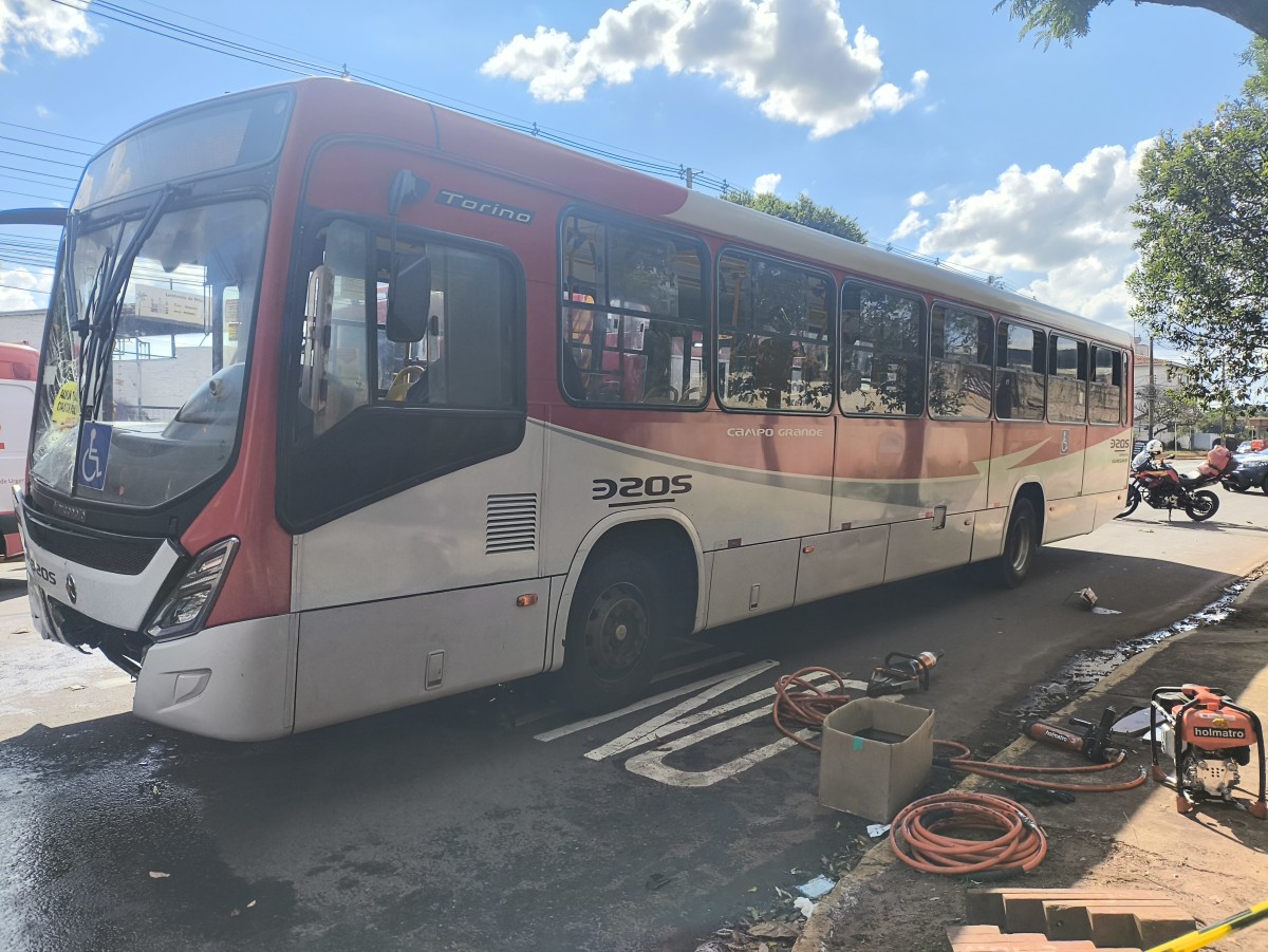 Motociclista é arrastada por ônibus por uma quadra e resgatada sob veículo em Campo Grande