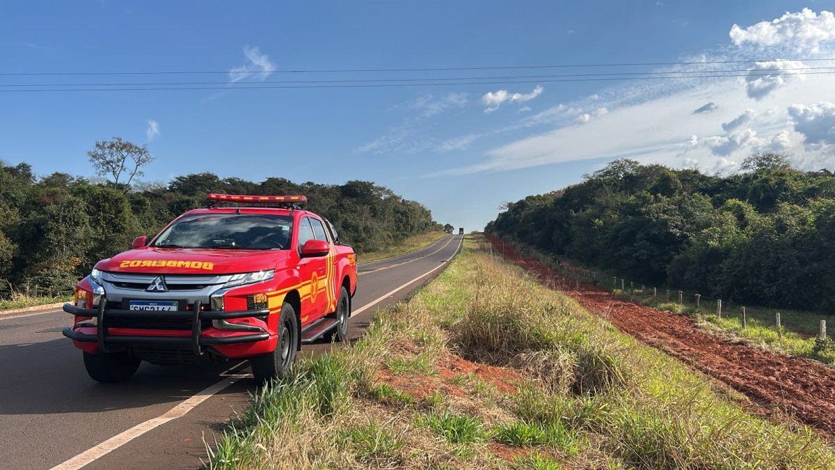 Ambulância capota na MS-040 após pneu estourar em Ribas do Rio Pardo