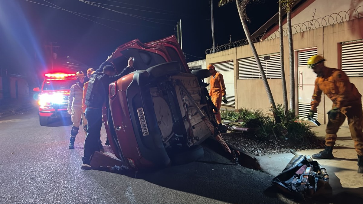 Motorista de aplicativo capota carro e fica preso às ferragens na Vila Piratininga
